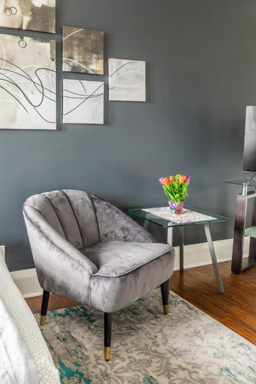 Upscale Studio - Boutique Apartment - PRIME Downtown Location! image 11