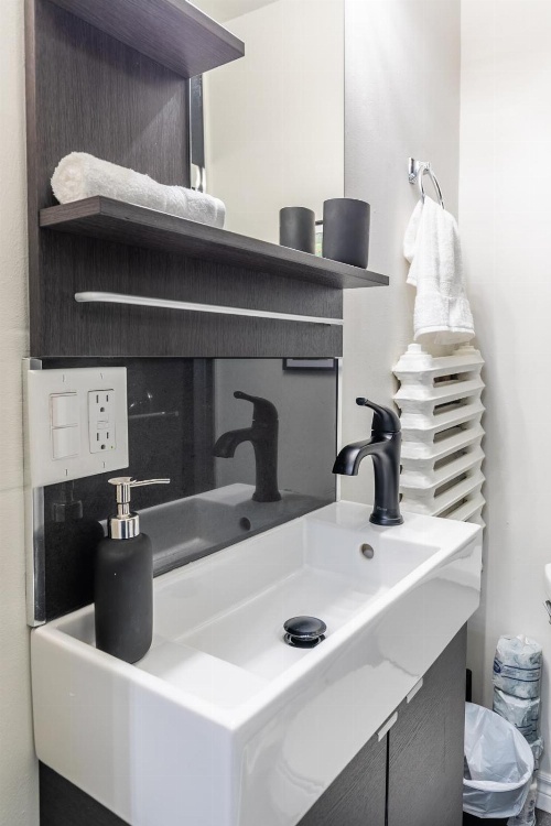 Upscale Studio - Boutique Apartment - PRIME Downtown Location! image 2