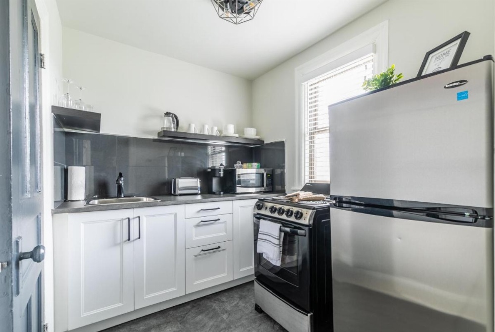 Upscale Studio - Boutique Apartment - PRIME Downtown Location!