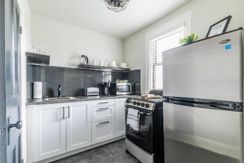 Upscale Studio - Boutique Apartment - PRIME Downtown Location! image 9